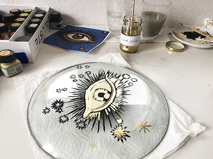Workshops Hinterglasmalerei, mystisches Auge und Sterne in Gold gemalt