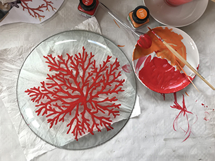 Workshops Hinterglasmalerei, rote Korallen hinter Glas gemalt